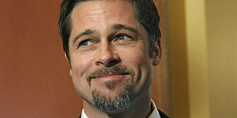POPULÆR: Brad Pitt leverer sønnene på skolen selv. Det skaper kaos blant de andre mødrene.