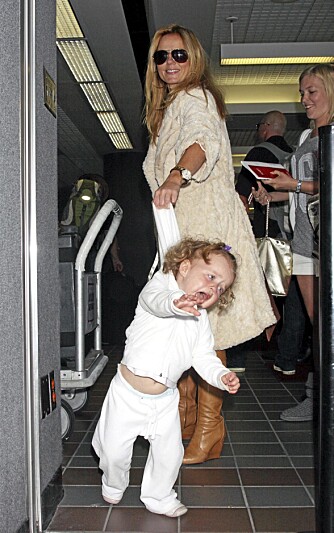 VILTER: Geri Halliwells datter Bluebell tiltrakk seg litt ekstra oppmerksomhet på flyplassen. Litt flaut?