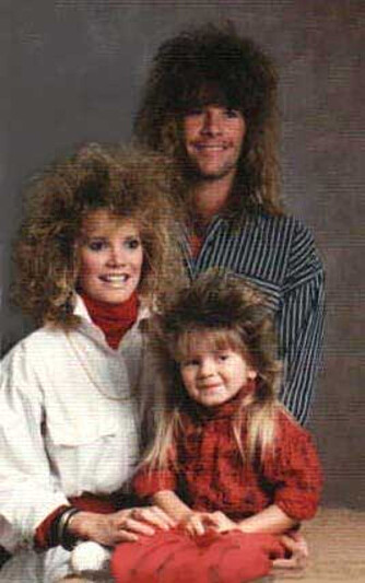 HØYT HÅR: Dette må være Gina og Tommy som Bon Jovi synger om i låta "Living On A Prayer". Foto: <a href="http://awkwardfamilyphotos.com/">Awkward Family Photos.com</a>