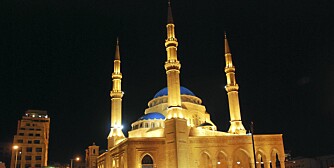 MOSKÉ I SENTRUM: Libanon er kjent for sin flerreligiøsitet. I downtown ligger den imponerende Mohammed al-Amin moskeen, lik den blå moskeen i Istanbul. Ved siden av ligger St. Georges-katedralen fra korsfarertiden.