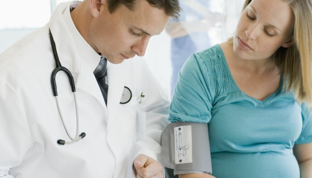 GRAVID OG SYKMELDT: Gjennomsnittsalderen for førstegangsfødende øker, men det er de yngste gravide som er mest sykmeldte i svangerskapet.