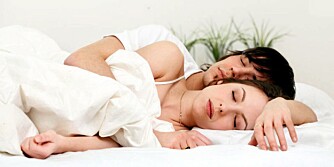 I SKJE: 28 prosent av de spurte parene sover på siden. Ni prosent ligger i "skje".