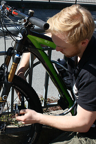 LETT Å FESTE: Med en kabellås er det lett å låse sykkelen fast til et gjerde eller lignende. Men eksperten advarer om at profesjonelle bander ofte har utstyr som gjør at de klarer å klippe over ganske tykke låser.