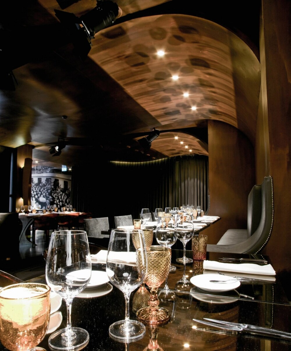 BUET TAK: I hotellets restaurant Palco inntar du måltider under elegante lyssatte himlinger.