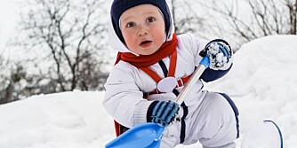 UNNGÅ FROSTSKADER: Små barn forfryser lettere fingre og tær enn større barn som er mye i aktivitet. Følg derfor med på minstemann.