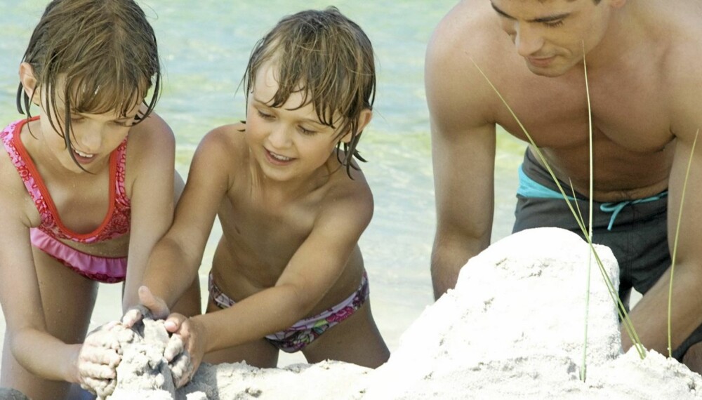 IDYLL MED BARN: Langgrunne strender og skinnende sol er en sikker oppskrift på en vellykket ferie med barn.
