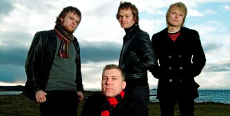 BRØDRE I SAMME BAND: Rune Bergy (ytterst til venstre) og Lars Berg (ytterst til høyre) i bandet The Margarets ser på seg selv om uansvarlige storebrødre til to fire yngre søsken.