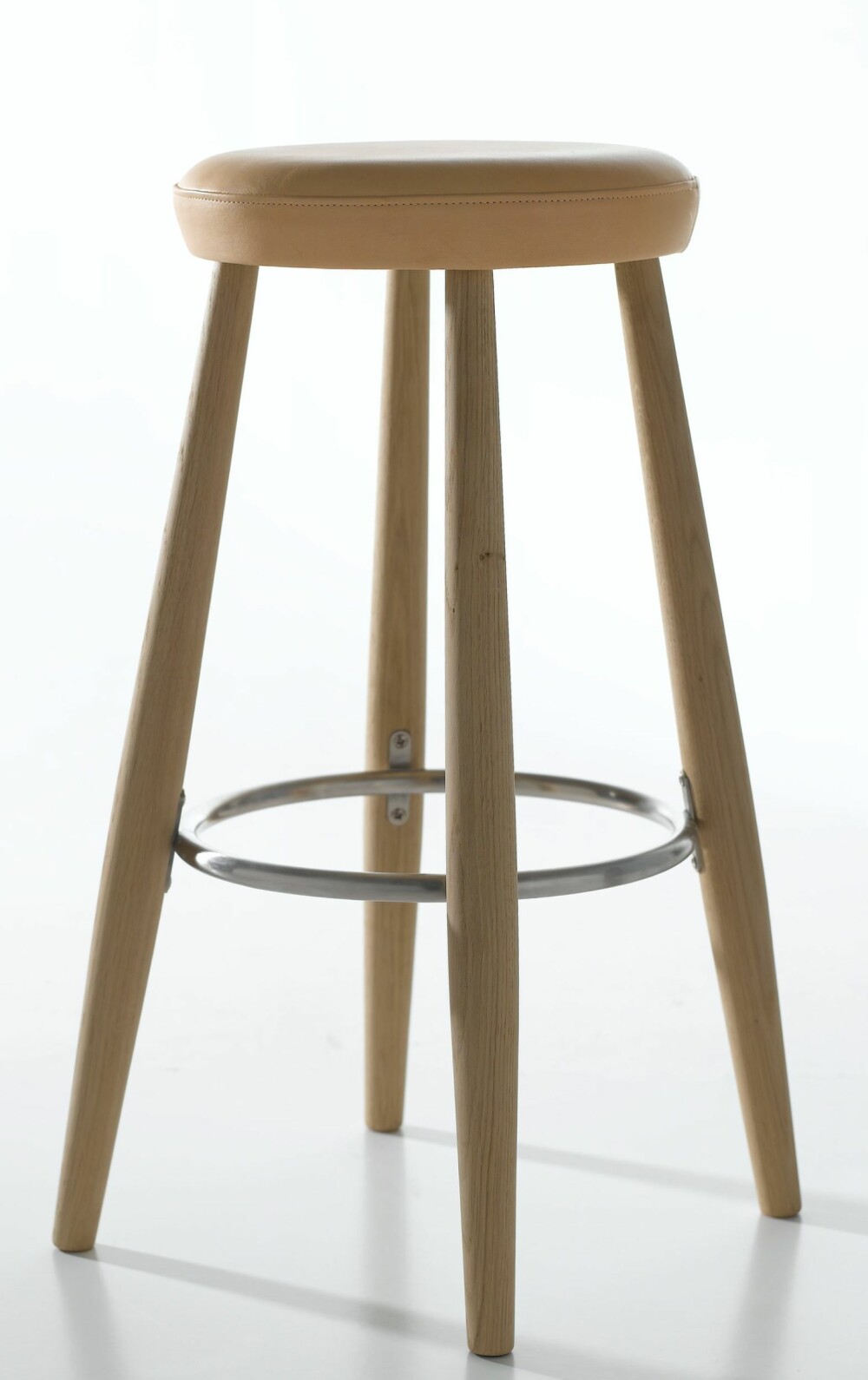 SETESKINN: En klassisk barstol med aktuell skinndetalj. Barstol CH58 har sete i gyllent lær, design Hans J. Wegner, kr 5780, Carl Hansen