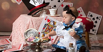 ALICE I TE-SELSKAP: Maddie smaker på småkakene i denne kjente scenen fra Alice i Eventyrland.