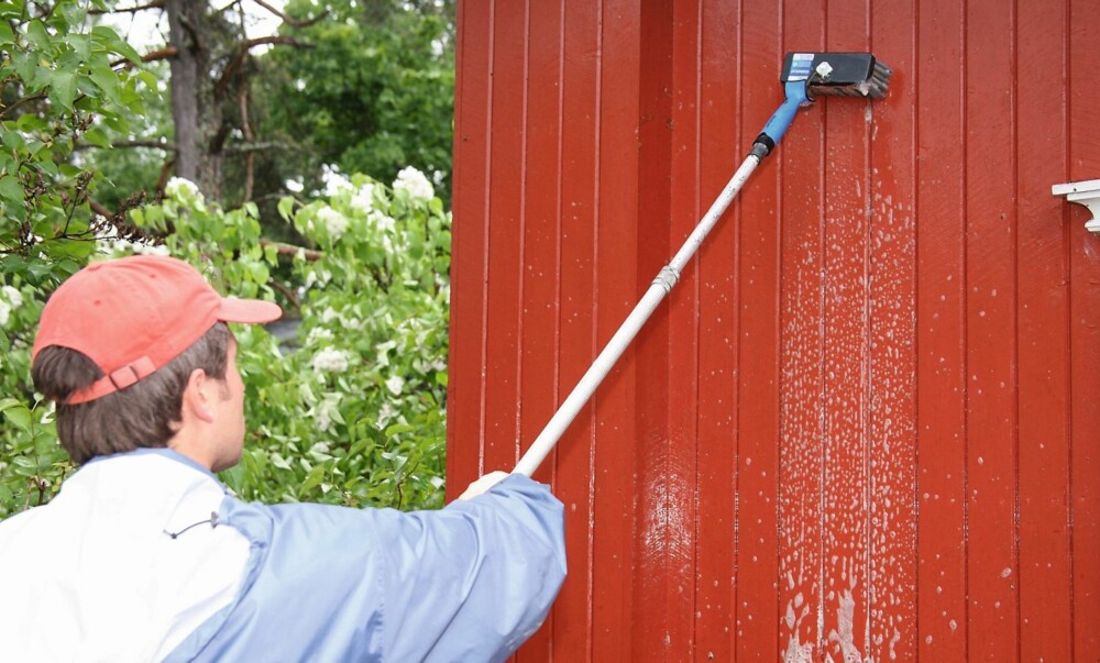 VASK VEGGEN: En skitten vegg holder på fuktigheten og gjør hytta mer utsatt for råte. VASK VEGGEN: En skitten vegg holder på fuktigheten og gjør hytta mer utsatt for råte.