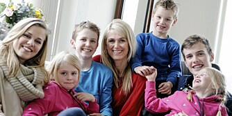 FULL RULLE: TV 2-programleder har ikke fritidsproblemer når alle seks barna er hjemme. Fra venstre: Cara (15), Ameli (5), Kaspar (11), Julian (6), Sander (16) og Ada (5).