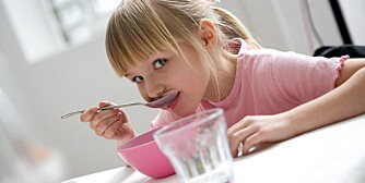 IKKE PRESS BARN TIL Å SPISE: Hvis barn føler seg presset og truet, gruer de seg til måltider og nekter ofte å spise.