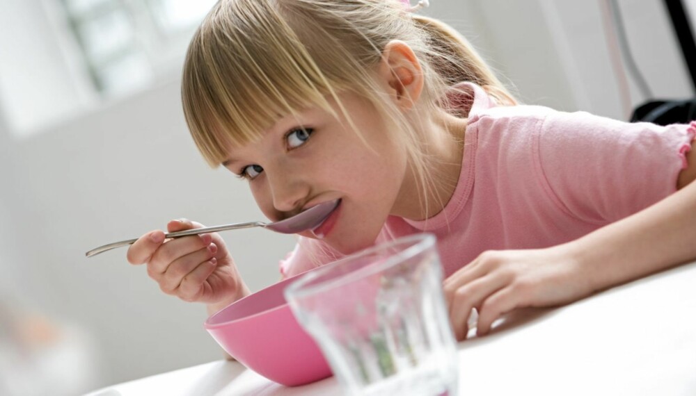 IKKE PRESS BARN TIL Å SPISE: Hvis barn føler seg presset og truet, gruer de seg til måltider og nekter ofte å spise.