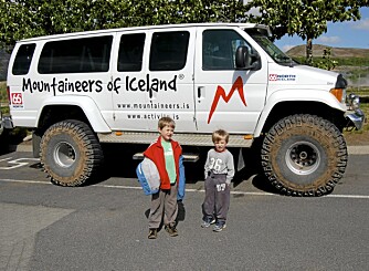 FIREHJULSTREKKER: Jonas og Kasper blir små ved siden av bilene med de store hjulene som brukes på sightseeing i