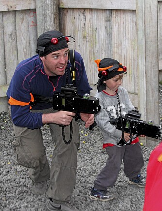 MORO MED LASER: Pappa Mats og Jonas (8) er skikkelig med på Lazertag, et spill med laserpistol sammen både voksne, ungdommer og andre barn.