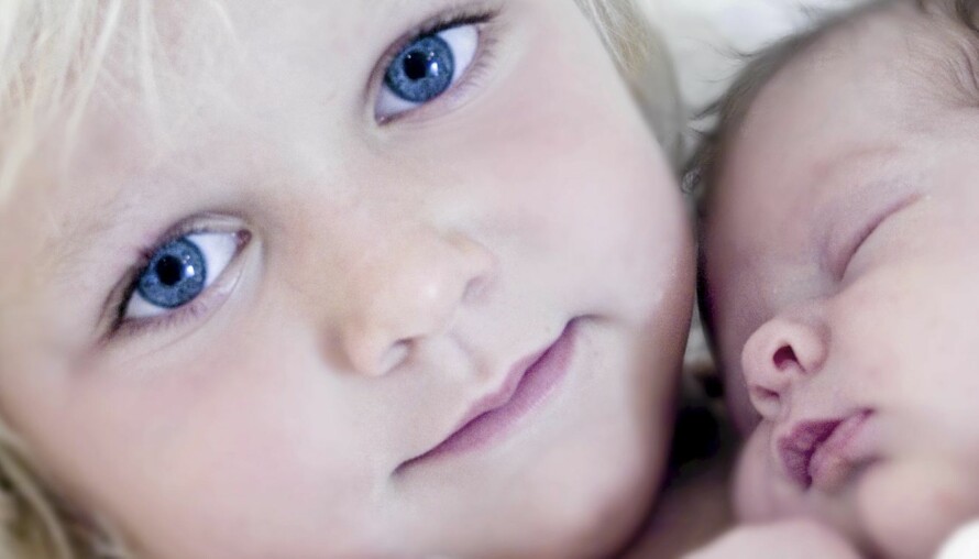 ALDERSFORSKJELL: – To bleiebarn krever mye, og når de blir eldre kan det bli mye sammenligning. Men det er også mye hygge med to tette, sier ekspert.
