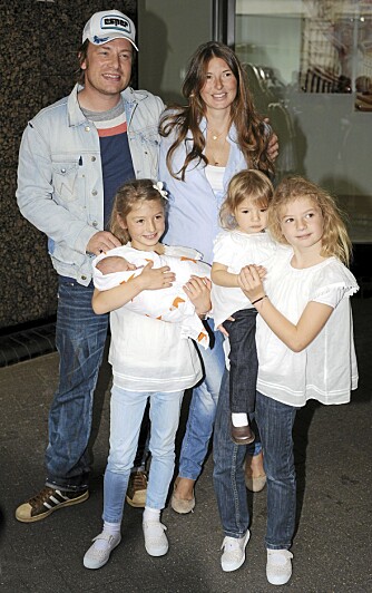 Kjendiskokken Jamie Oliver og kona Juliette fikk i fjor sitt fjerde barn, sønnen Buddy. Fra før har de døtrene Daisy Boo, Poppy Honey og Petal Blossom.