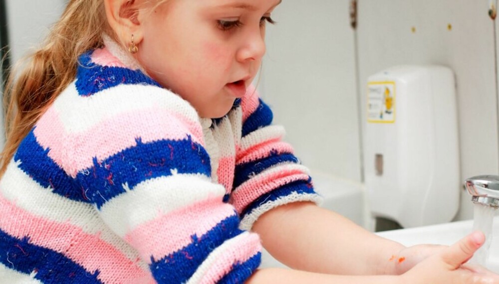 SPRITVASK: Krabaten barnehage i Stavanger har opplevd mindre spredning av sykdom blant barn og voksne etter at barna begynte å desinfisere hendene i sprit.
