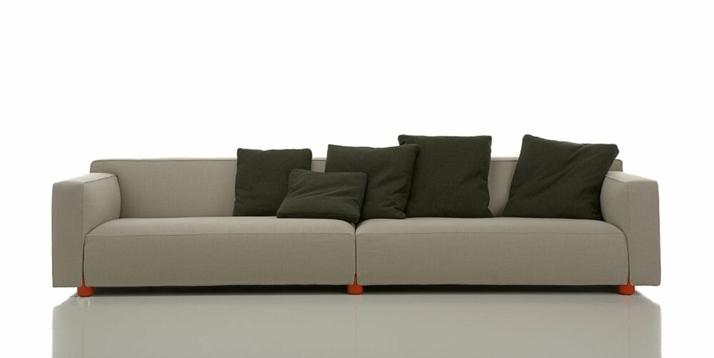 DYPSYNK: Til å synke ned i og med fine, oransje detaljer. Knoll sofa er designet av Edward Barber og Jay Osgerby, knoll.com