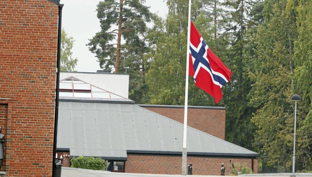 Flagget vaier på halv stang på Stenbråten skole hvor 2 av de drepte jentene fra Mortensrud gikk. Foto: Cornelius Poppe / Scanpix