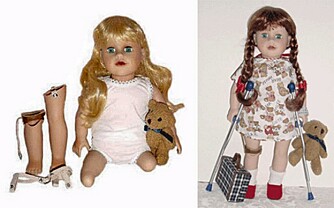 UTEN BEN: Denne dukken mangler begge bena, men proteser følger med.
