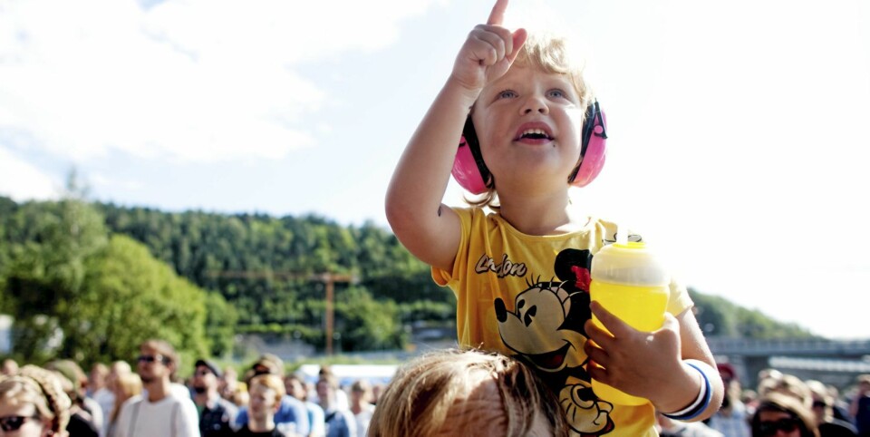 ROCKELIVET:Barna koser seg på rockefestival.