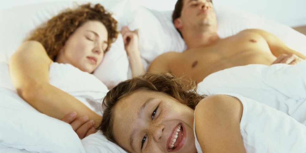 NAKEN I SENGA: Bør mor og far sove med klær på, eller er det greit å sove nakne sammen? ILLUSTRASJONSFOTO: Thinkstock