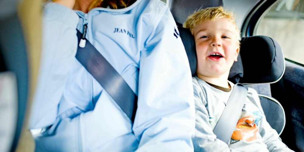 BARN I BIL: Pass på at barnet bruker beltet riktig. Beltet skal alltid ligge på skulderen, nær halsen.
