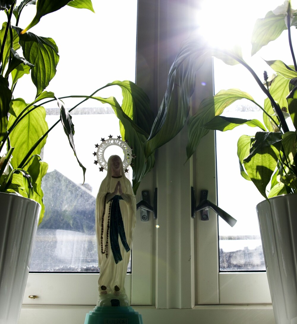 FRA LOURDES: Desmond og datteren tok turen til Lourdes, en by i Frankrike dit katolikker fra hele verden valfarter på pilegrimsreise. Der fant hun denne jomfru Maria-spilledåsen.