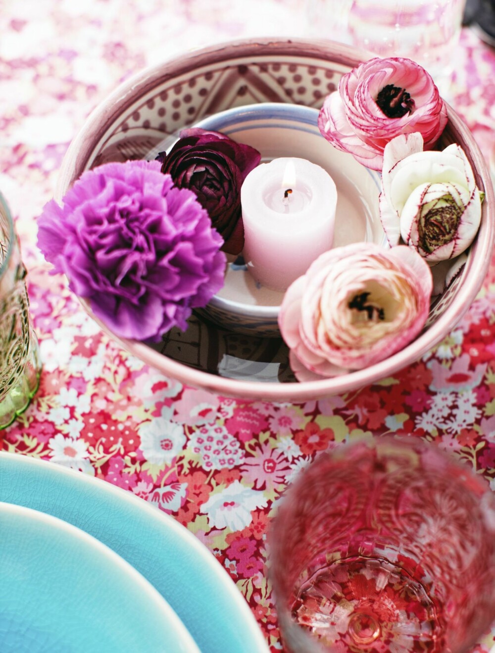LA DET BLOMSTRE: Tenk alternativt når du skal pynte med blomster. Legg for eksempel blomstene i en bolle. Da er det lettere for gjestene å konversere over bordene også. LA DET BLOMSTRE: Tenk alternativt når du skal pynte med blomster. Legg for eksempel blomstene i en bolle. Da er det lettere for gjestene å konversere over bordene også.