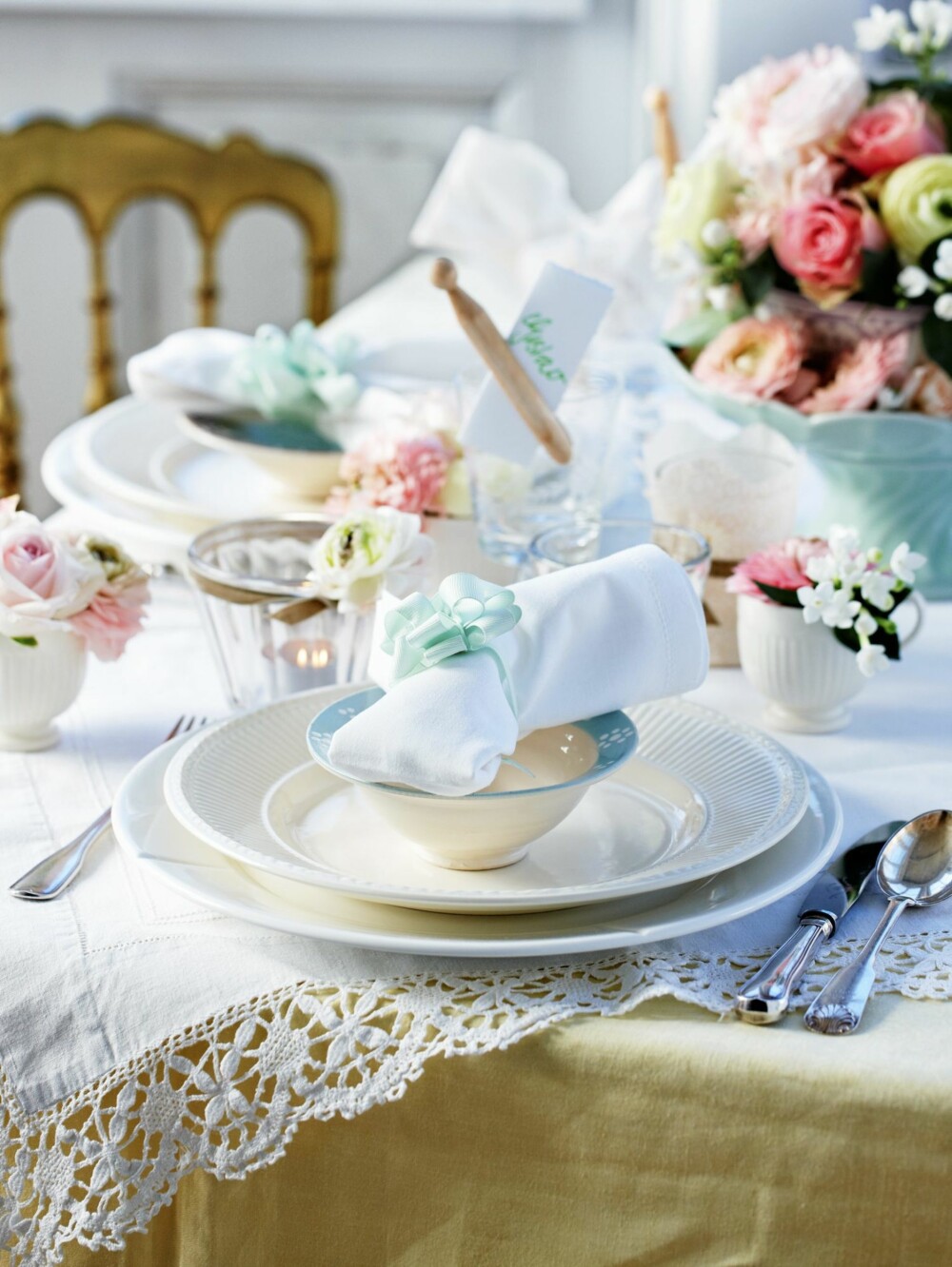 KLASSISK OG ROMANTISK: Det er ikke vanskelig å få stil over festen om du satser på å dekke bordet klassisk.