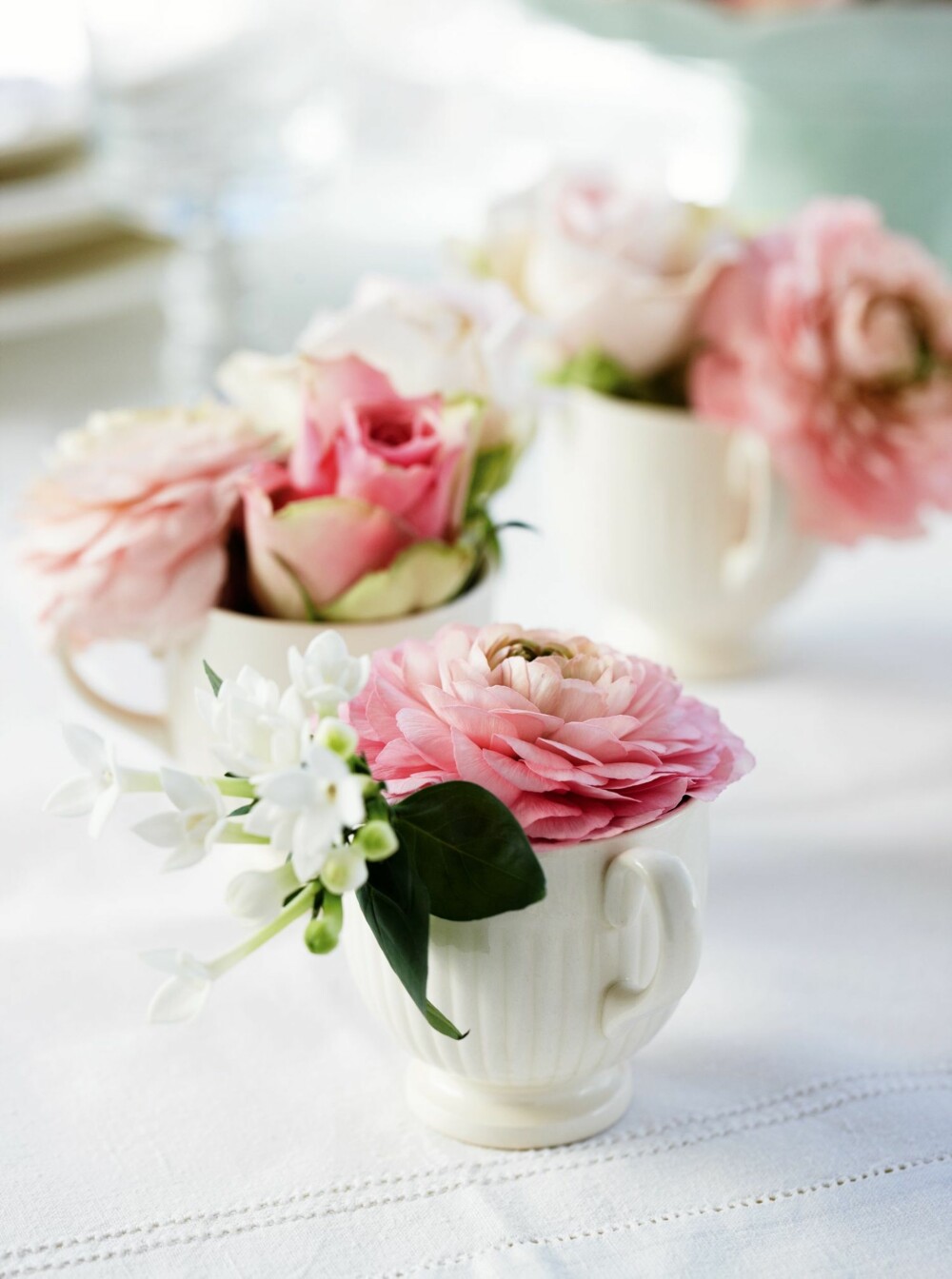 FRISKE BLOMSTER: Små blomster i små vaser. Kan det bli yndigere?