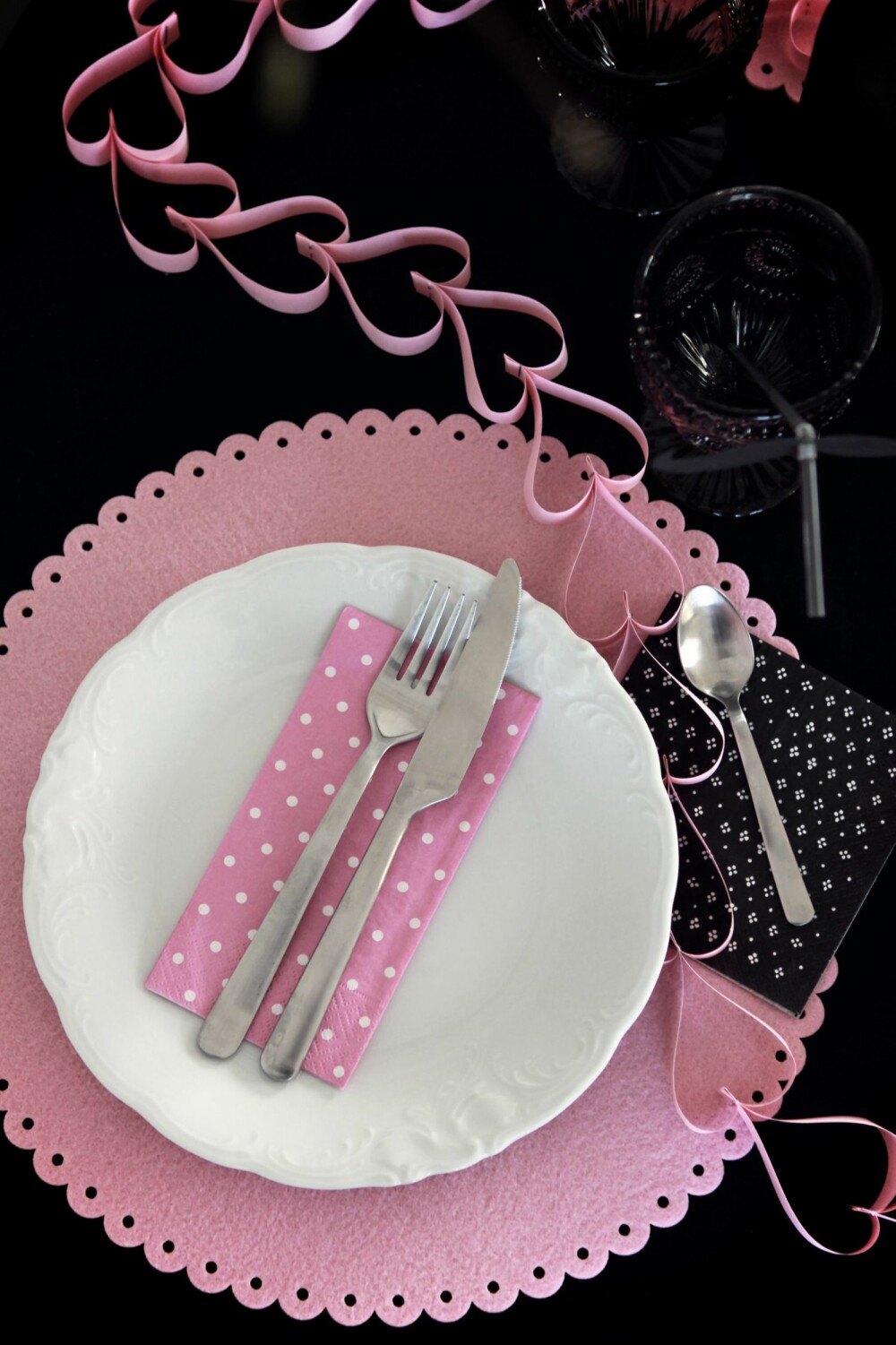 ROMANTIKK I LUFTEN: Denne borddekkingen gjør seg om du ønsker en romantisk stemning.