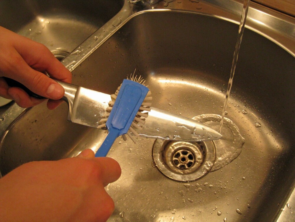 SÅNN SKAL DET GJØRES: Dette er måten å rengjøre kjøkkenknivene på, manuelt med børste og vann. Det bevarer eggen lengst mulig.