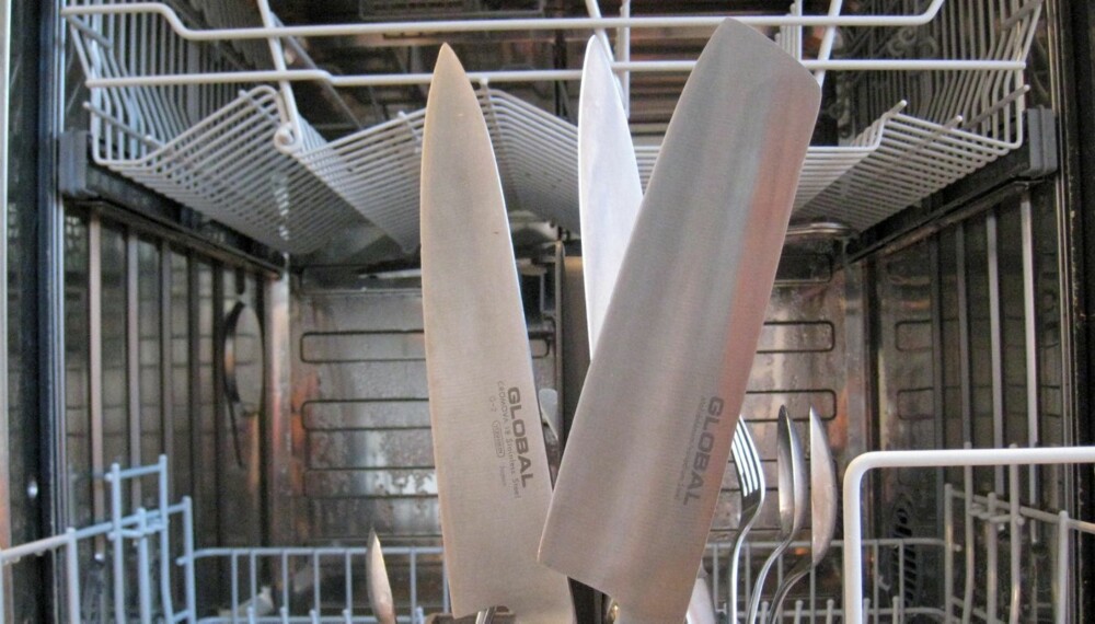 FEIL: Ikke putt kjøkkenknivene i oppvaskmaskinen, da kan det lett bli skader i knivstålet fordi knivene blir liggende å vibrere mot andre metallgjenstander.