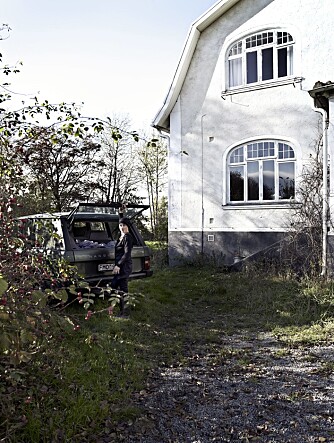 ANSIKTSLØFT: Christina har fått pusset fasaden etter at familien tok over huset. For å koble av jobber hun gjerne i hagen, som hadde fått vokse fritt i nesten 50 år.