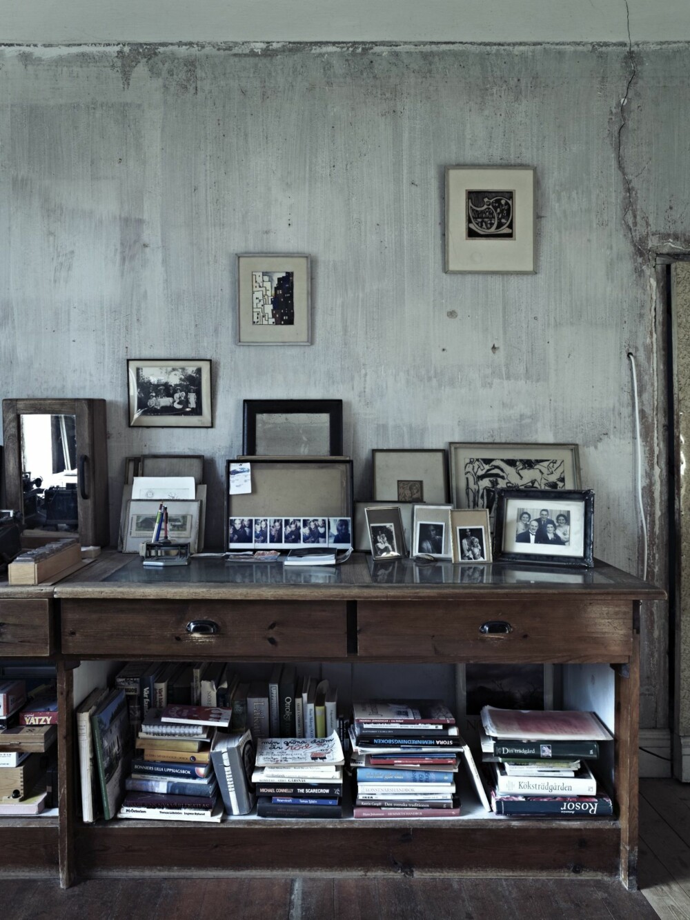 FOTOKUNST: På veggen i arbeidsrommet henger Christinas private bilder side om side med bilder av Katarina, husets første eier. FOTOKUNST: På veggen i arbeidsrommet henger Christinas private bilder side om side med bilder av Katarina, husets første eier.