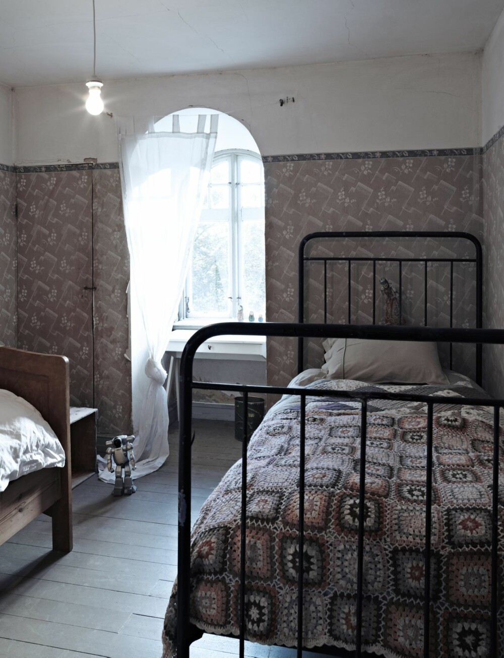 GAMMELT HÅNDTVERK: På sengen i det ene barnerommet ligger et heklet bestemorsteppe.