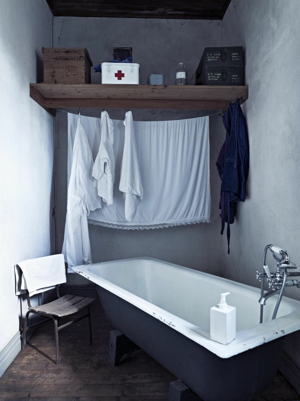 HELT NYTT: Badet er det eneste "nye" rommet, men innredet i gammel stil. Badekaret er kjøpt brukt, skrubbet rent og malt utvendig med koksgrå maling. HELT NYTT: Badet er det eneste "nye" rommet, men innredet i gammel stil. Badekaret er kjøpt brukt, skrubbet rent og malt utvendig med koksgrå maling.