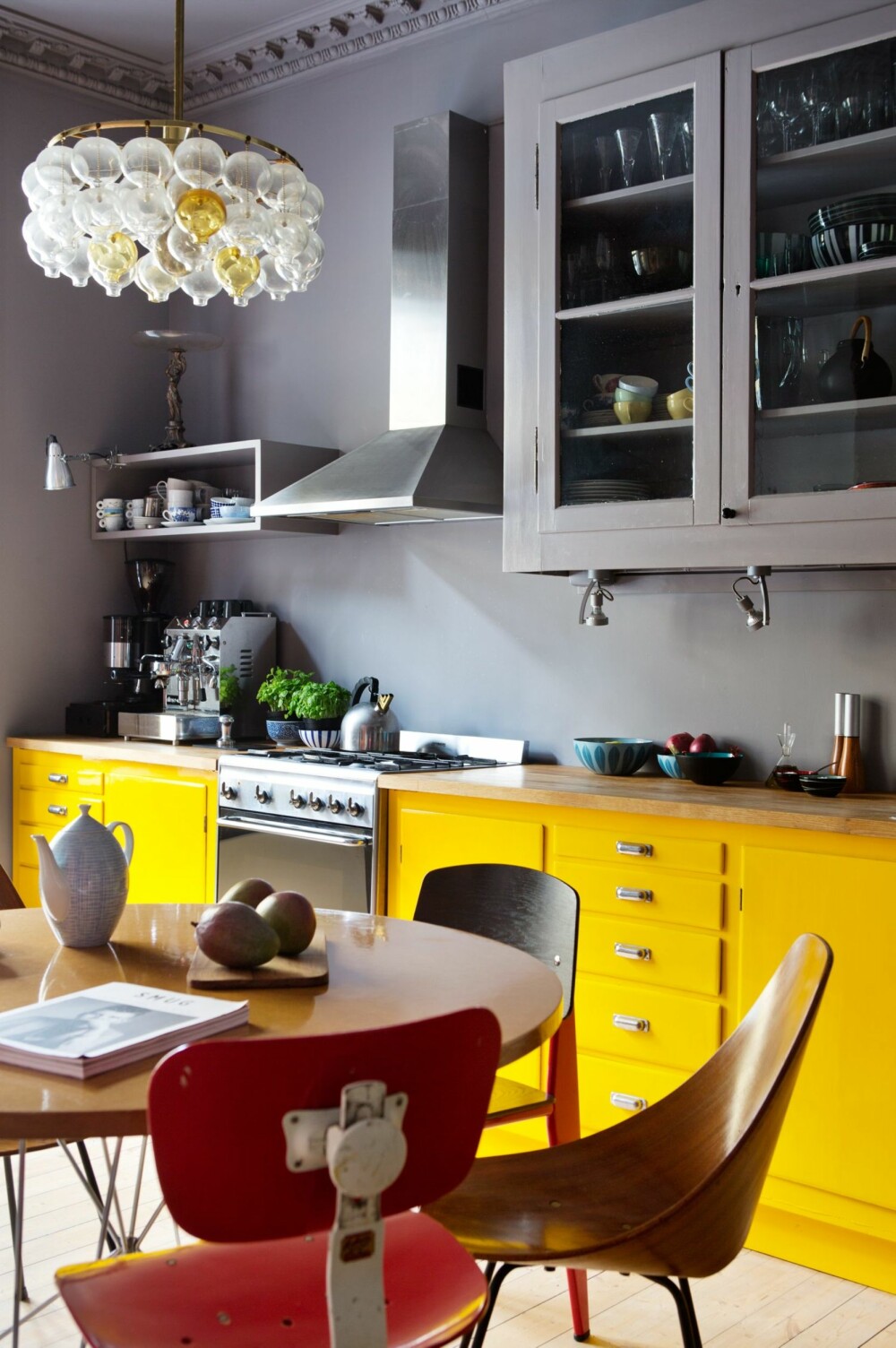 ULIKE SITTEMØBLER: Designstolene er kjøpt ulike steder. Den røde er SE68 av Egon Eiermann for Wilde + Spieth (1951). Lampen er kjøpt i en antikvitetsbutikk. ULIKE SITTEMØBLER: Designstolene er kjøpt ulike steder. Den røde er SE68 av Egon Eiermann for Wilde + Spieth (1951). Lampen er kjøpt i en antikvitetsbutikk.