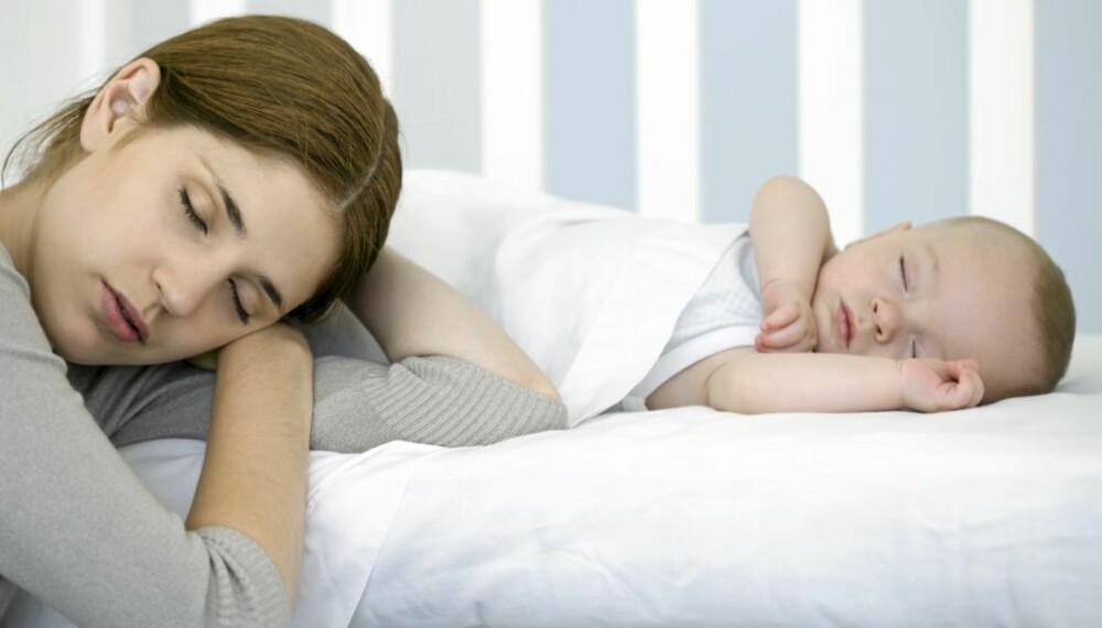 SOVE ALENE? Bør barnet alltid sovne i egen seng, eller er det greit med samsoving? Legene er uenige.
