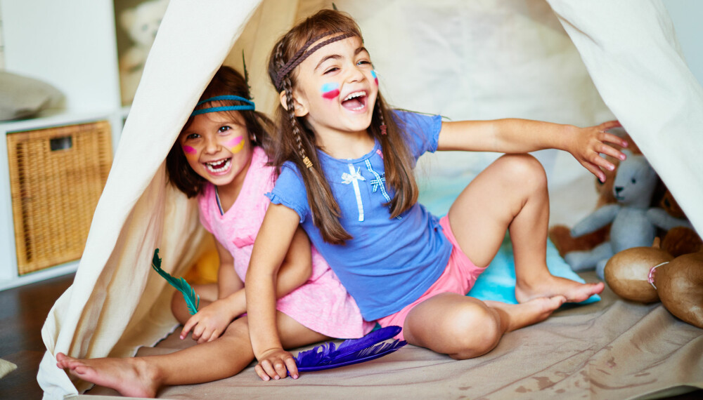 INNEAKTIVITETER FOR BARN: Hvorfor ikke bygge et telt inne i stuen til barna? Det kan være like moro for de voksne også!