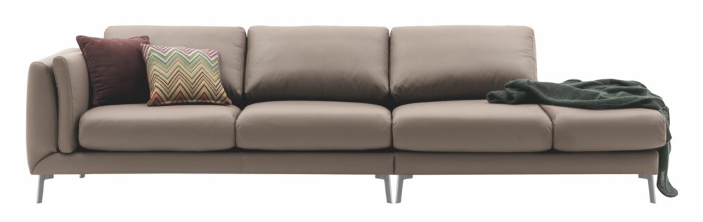 UNGKAREN: Fargo modulsofa i lær, her vist i steinfarget Bahia, b 289 x d 99 cm, kr 35 911, fins også i tekstil fra kr 21 990, BoConcept/Skeidar. UNGKAREN: Fargo modulsofa i lær, her vist i steinfarget Bahia, b 289 x d 99 cm, kr 35 911, fins også i tekstil fra kr 21 990, BoConcept/Skeidar.