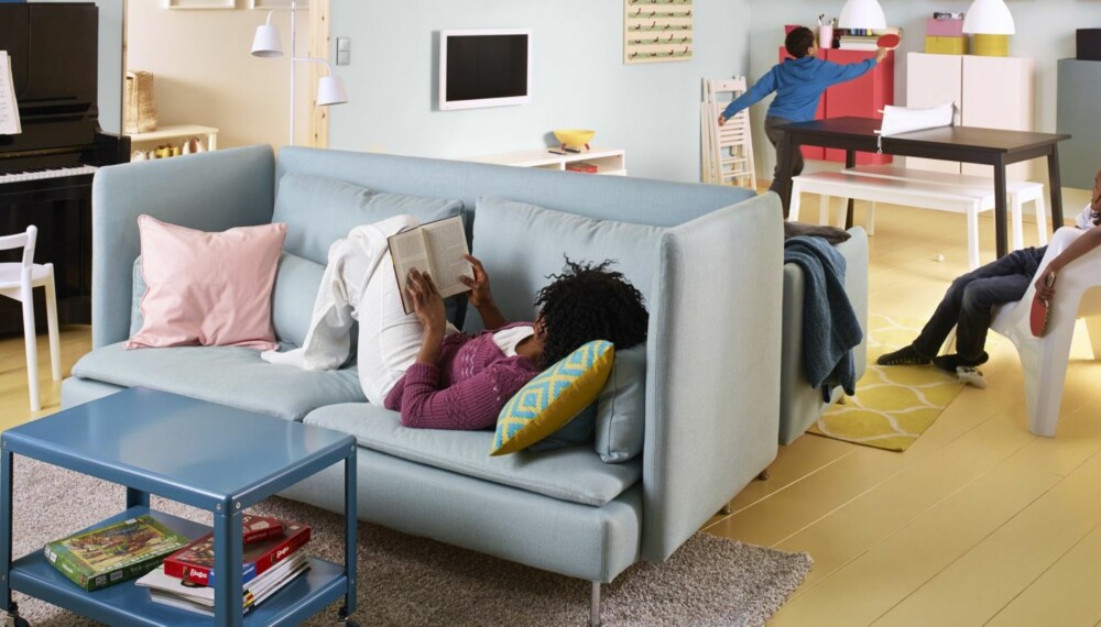 TRENDY TYPE: Sofaer med høy rygg og armelener passer for deg som ønsker ro og privatliv i en hektisk hverdag. Denne er fra Ikea.
