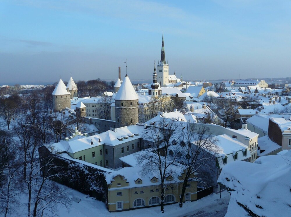 Utsikt over et snødekket Tallinn.