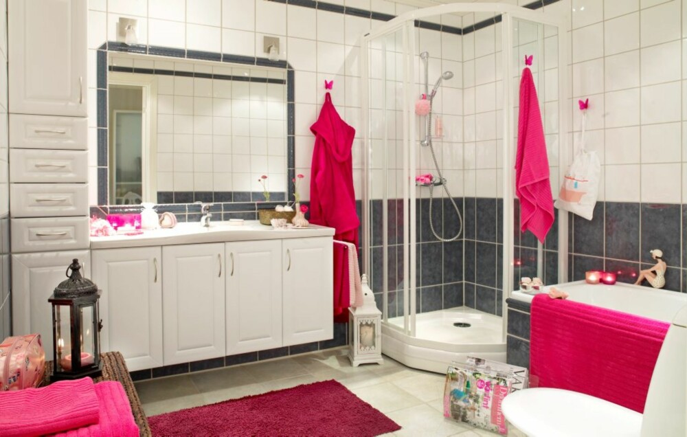 EN ROSA DRØM: Badekåpe Deluxe, kr 399 (Princess). Sommerfuglkroker m/sugekopp, kr 39 pr. stk., og toalettmappe, kr 99 (Saape). Toftbo badematte, kr 98 (Ikea). Håndklær, 50x100 cm, kr 59, og 70x140 cm, kr 119 (Fryd). EN ROSA DRØM: Badekåpe Deluxe, kr 399 (Princess). Sommerfuglkroker m/sugekopp, kr 39 pr. stk., og toalettmappe, kr 99 (Saape). Toftbo badematte, kr 98 (Ikea). Håndklær, 50x100 cm, kr 59, og 70x140 cm, kr 119 (Fryd).