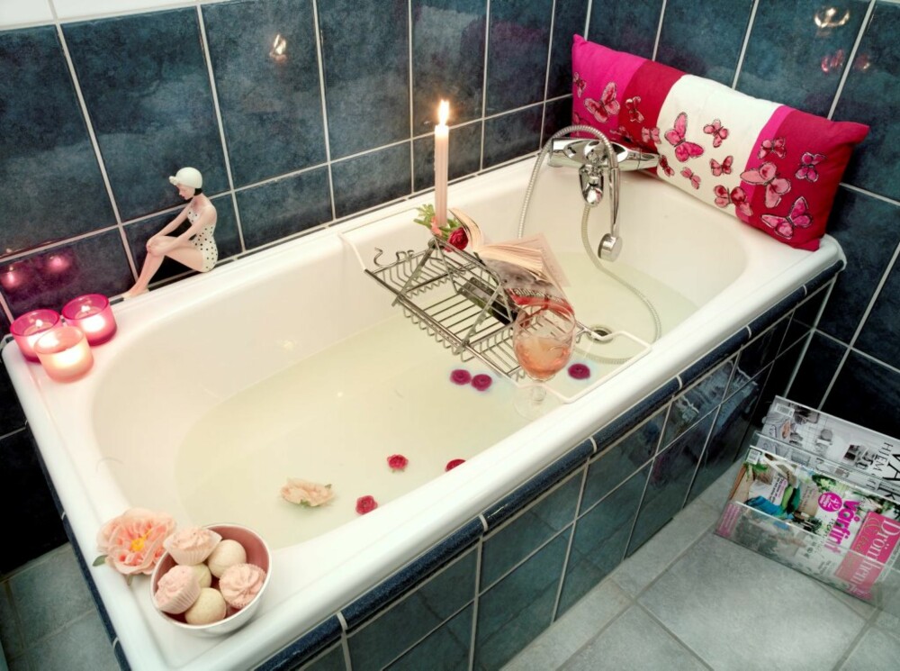 KOS DEG I BADEKARET: Artig badedame, kr 129, (Kremmerhuset). Badekuler: Bath creamer m/vaniljeduft. Kulene inneholder shea butter og eteriske oljer og har en avslappende effekt, kr 35 pr. stk. Bath gem (ser ut som pikekyss) m/bringebærduft inneholder shea butter og eteriske oljer og har en oppfriskende effekt, kr 29 pr. stk. Sølvbolle m/rosa innvendig legering, kr 149 (alt fra Saape). Bladholder i pleksiglass, kr 429, og pute m/sommerfugl, 30x70 cm, kr 229 (begge fra Fryd). Vinglass, kr 69 (Dorothea). KOS DEG I BADEKARET: Artig badedame, kr 129, (Kremmerhuset). Badekuler: Bath creamer m/vaniljeduft. Kulene inneholder shea butter og eteriske oljer og har en avslappende effekt, kr 35 pr. stk. Bath gem (ser ut som pikekyss) m/bringebærduft inneholder shea butter og eteriske oljer og har en oppfriskende effekt, kr 29 pr. stk. Sølvbolle m/rosa innvendig legering, kr 149 (alt fra Saape). Bladholder i pleksiglass, kr 429, og pute m/sommerfugl, 30x70 cm, kr 229 (begge fra Fryd). Vinglass, kr 69 (Dorothea).