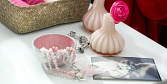FRA HAM TIL HENNE: Rosa blomstervaser i to størrelser, kr 49 pr. stk., og smykke, kr 329 (Dorothea). Klut, 30x30 cm, kr 12,50, lotion, kr 89, og hånd- og dusjsåpe, kr 79 pr. stk. (Fryd). Sølvbolle m/rosa innvendig legering, kr 99 (Saape). FRA HAM TIL HENNE: Rosa blomstervaser i to størrelser, kr 49 pr. stk., og smykke, kr 329 (Dorothea). Klut, 30x30 cm, kr 12,50, lotion, kr 89, og hånd- og dusjsåpe, kr 79 pr. stk. (Fryd). Sølvbolle m/rosa innvendig legering, kr 99 (Saape).