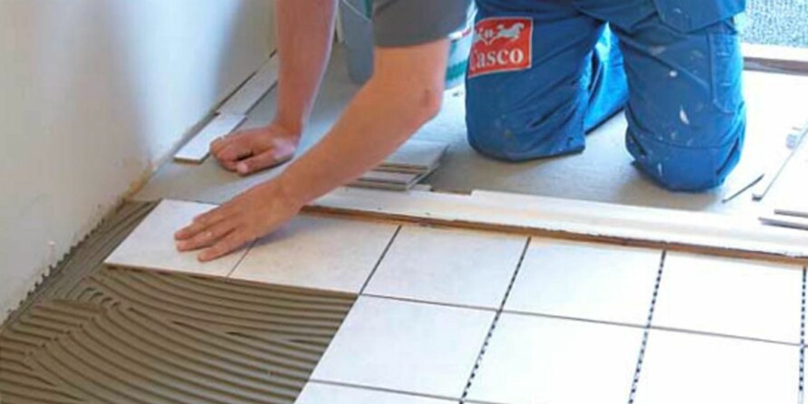 LEGG FLISENE: Pass på at flisene får samme høyde, slik at ingen kanter stikker opp.