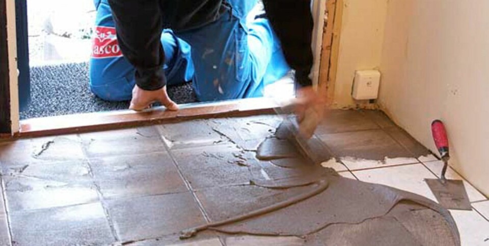 FUGEMASSE: Fugemasse fordeles med en sparkel.